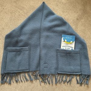 Lapuan kankurit uni rainy blue wool shawl with pockets — book not included :)